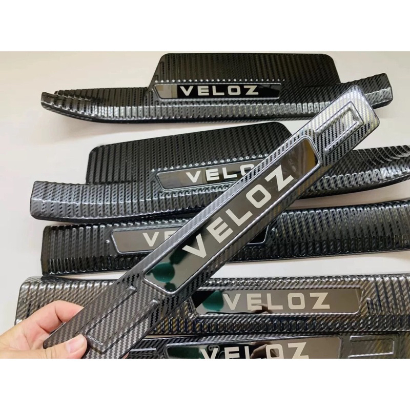 Ốp Bậc Cửa, nẹp bước chân Carbon xe Toyota VeLoz, Veloz Cross 2022-2024 (Hàng cao cấp)