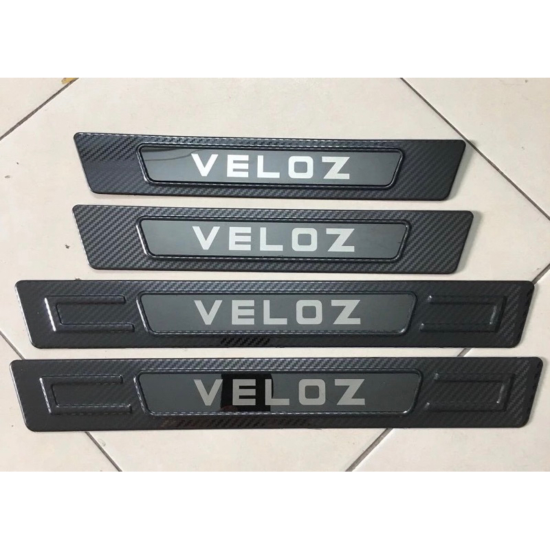 Ốp Bậc Cửa, nẹp bước chân Carbon xe Toyota VeLoz, Veloz Cross 2022-2024 (Hàng cao cấp)