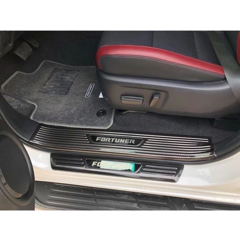 Ốp bậc cửa, nẹp bước chân xe Toyota Fortuner 2017-2025 Vân carbon chữ 3D cao cấp