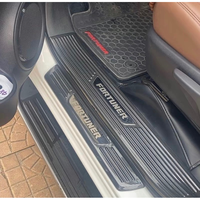Ốp bậc cửa, nẹp bước chân xe Toyota Fortuner 2017-2025 Vân carbon chữ 3D cao cấp