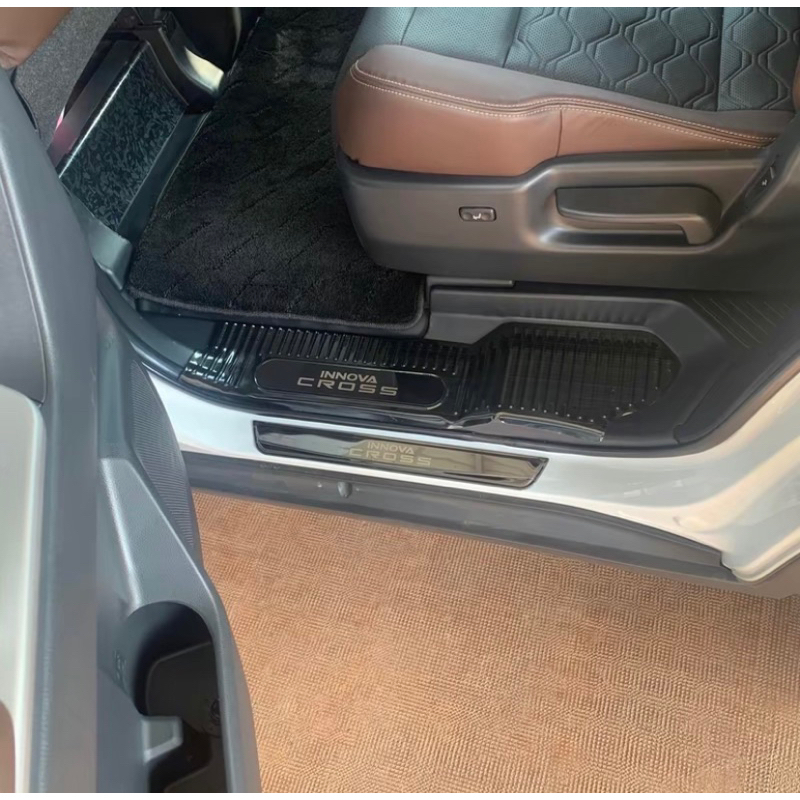 Ốp bậc cửa, nẹp bước chân xe Toyota innova cross 2023-2024 vân titan cao cấp