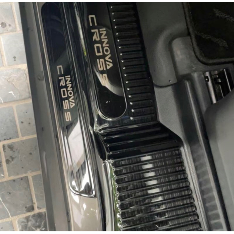 Ốp bậc cửa, nẹp bước chân xe Toyota innova cross 2023-2024 vân titan cao cấp