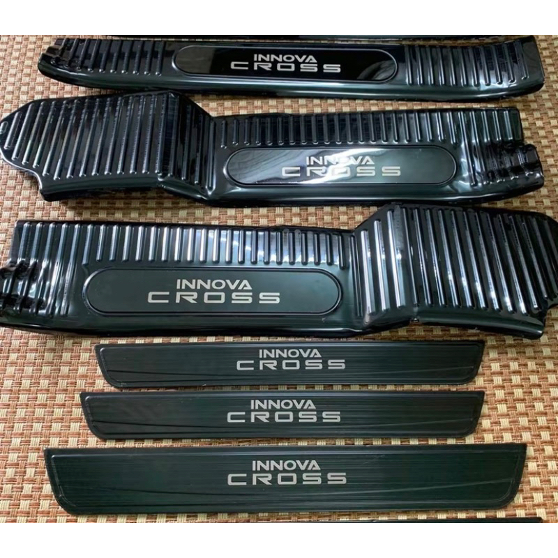 Ốp bậc cửa, nẹp bước chân xe Toyota innova cross 2023-2024 vân titan cao cấp