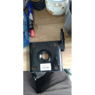 Đế bắt giảm sóc sau ( nhíp) Suzuki 5 tạ, su cóc