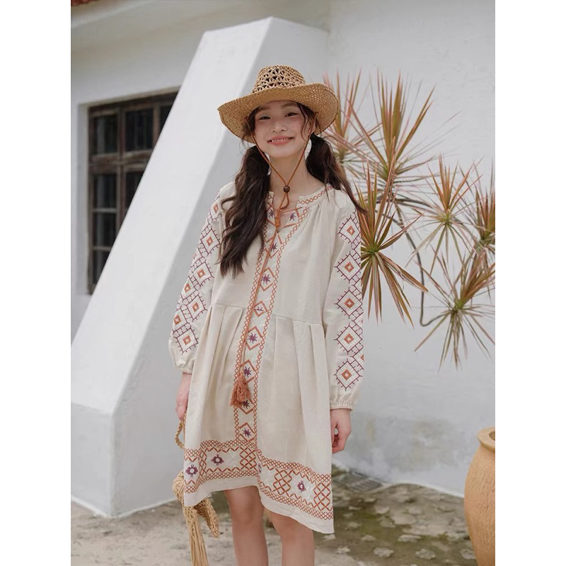 Đầm Thêu Hoa Vintage Bohemian Màu Be thời trang du lịch