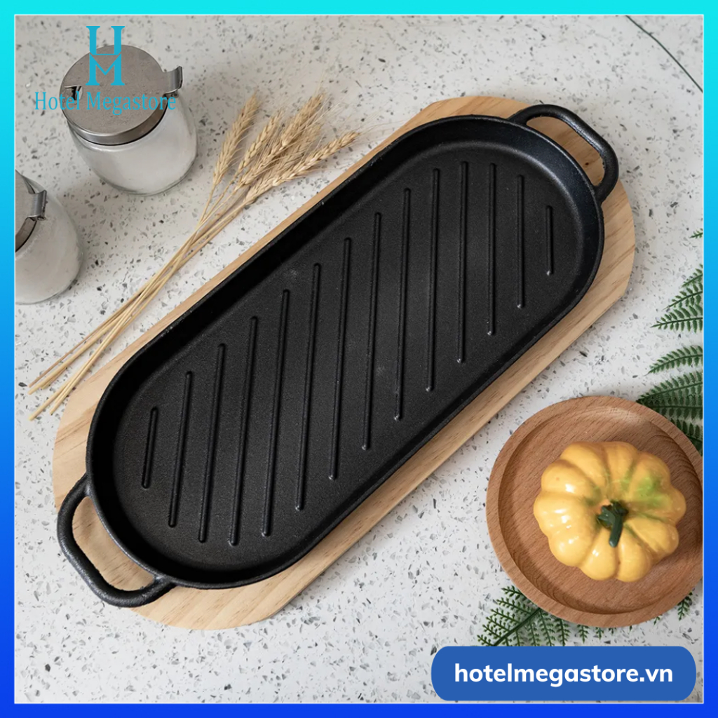 Vỉ gang nướng dài có tay cầm đế gỗ chuyên dùng các món steak, BBQ ...