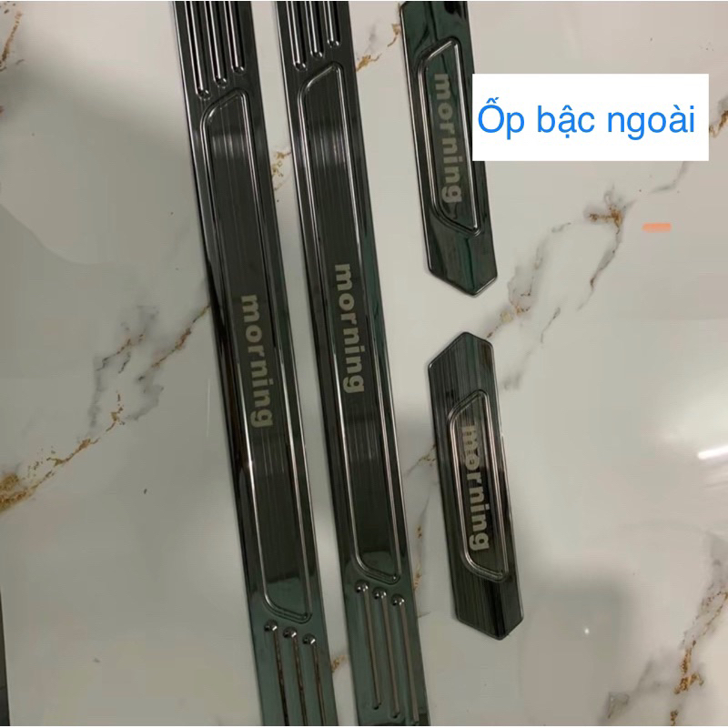 Ốp bậc cửa, nẹp bước chân Kia Morning 2012-2022 vân Titan chữ 3D (Hàng cao cấp)