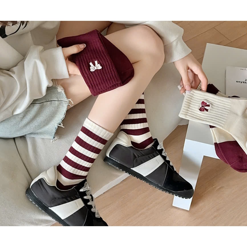 Vớ Tất nữ thêu họa tiết Nơ màu đỏ đô cổ cao phong cách trẻ trung, năng động.