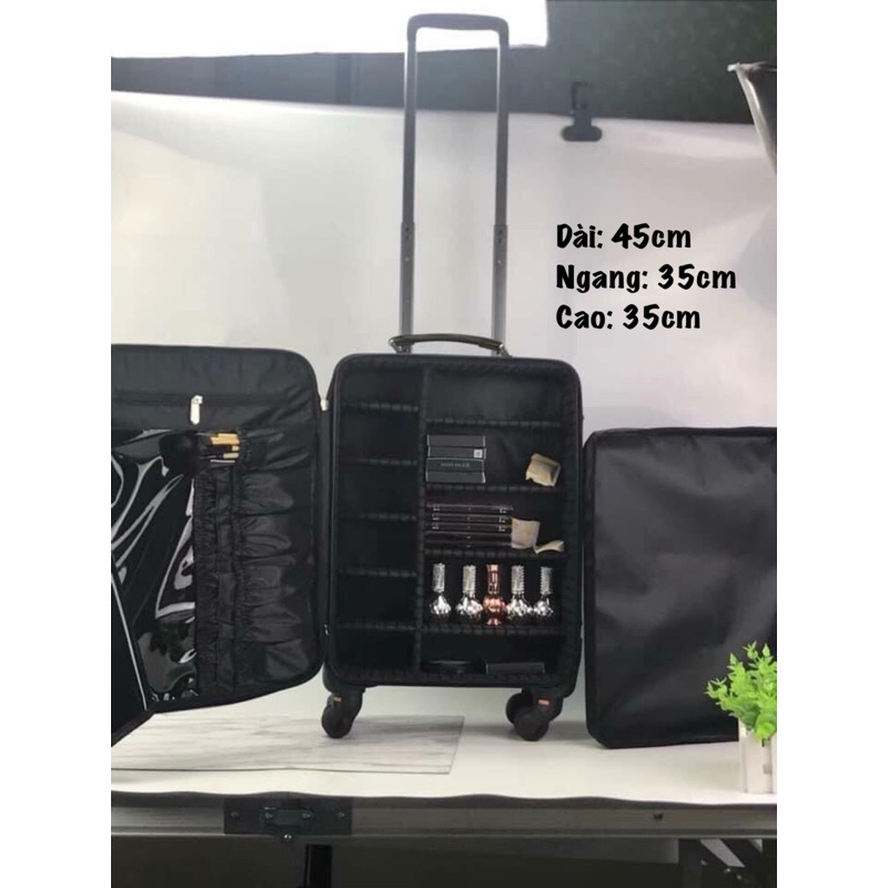 Cốp vali make up kéo bằng vải Y203, có 4 bánh xe, quai kéo chắc chắn. Thiết kế chống shock giúp bảo vệ mỹ phẩm.