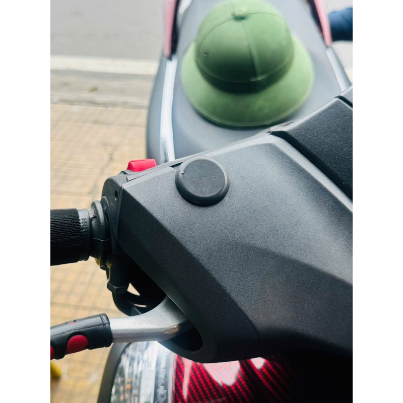 Nắp che lỗ kính chiếu hậu cao su xe sh Ý, libety…(1 cái)