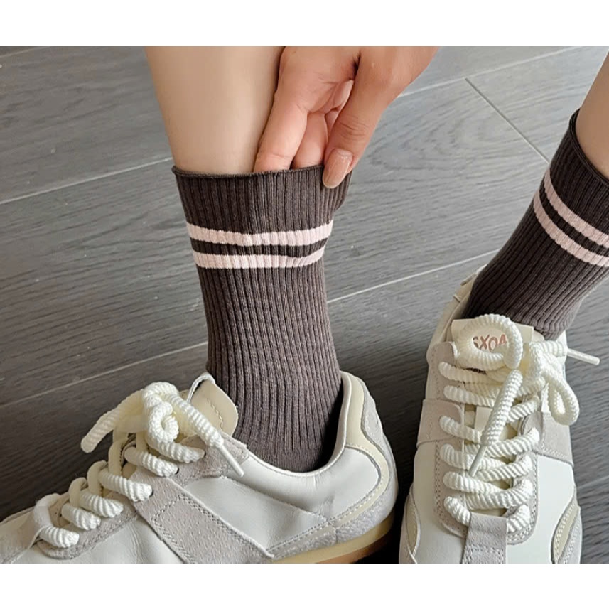 Vớ Tất Nữ kẻ 2 thanh 5 màu cổ cao phong cách trẻ trung, năng động.