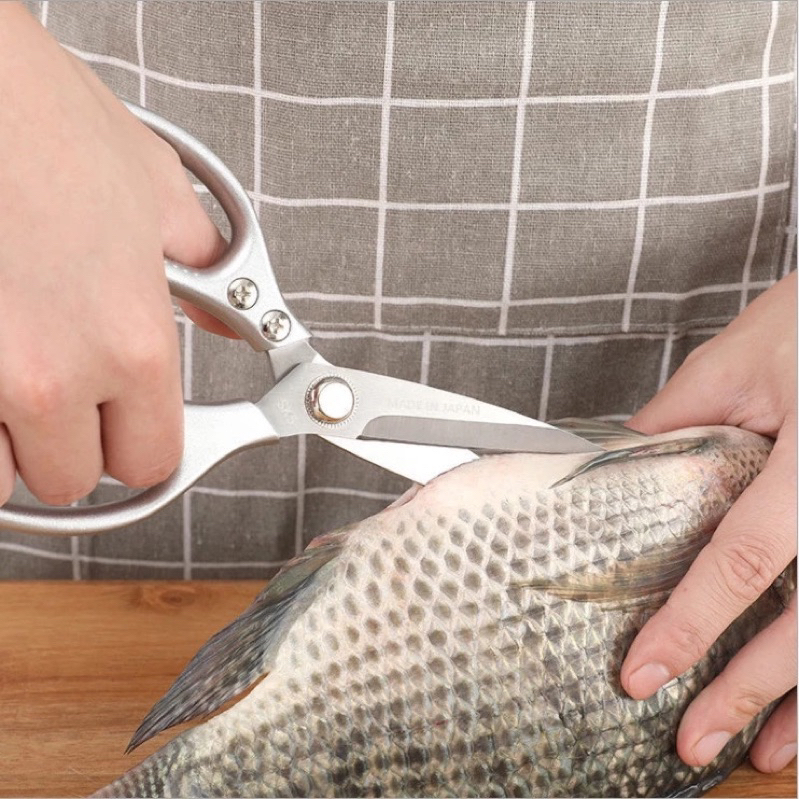Kéo SK5 của Nhật tay cầm chắc, Lưỡi dao sắt bén, cắt được thực phẩm cứng kể cả thịt gà, xương gà