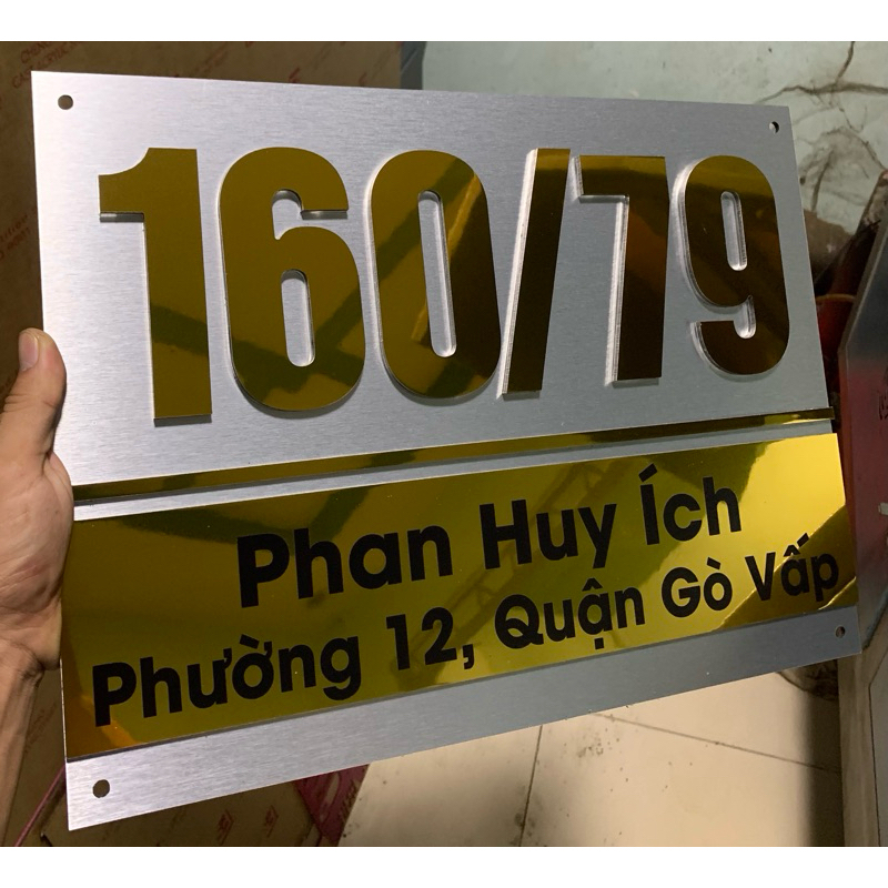 BẢNG. BIỂN SỐ NHÀ ALU Phũ nhôm trắng xước, số nổi vàng gương dày 5mm. MẪU NGOÀI TRỜI CAO CẤP