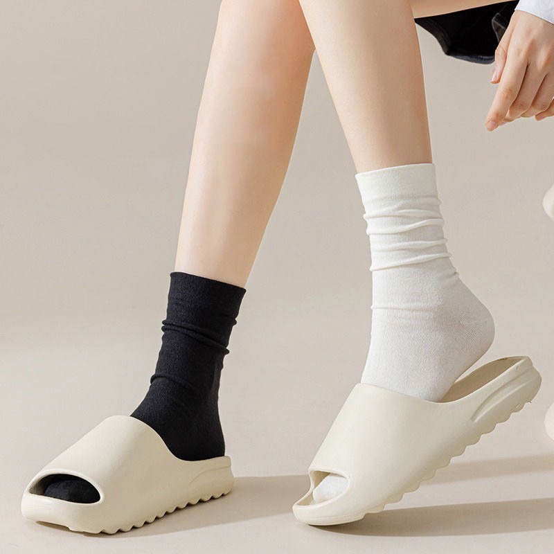 Tất nam nữ cổ cao trắng đen basic style Hàn Quốc, chất liệu cotton co giãn 4 chiều - Ekiu Shop