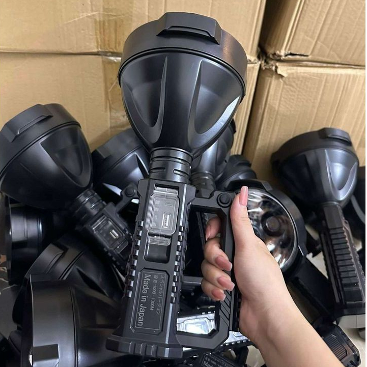 Đèn Pin Siêu Sáng Tích Điện Chiếu Xa 1000m Dùng Liên Tục 4-5H