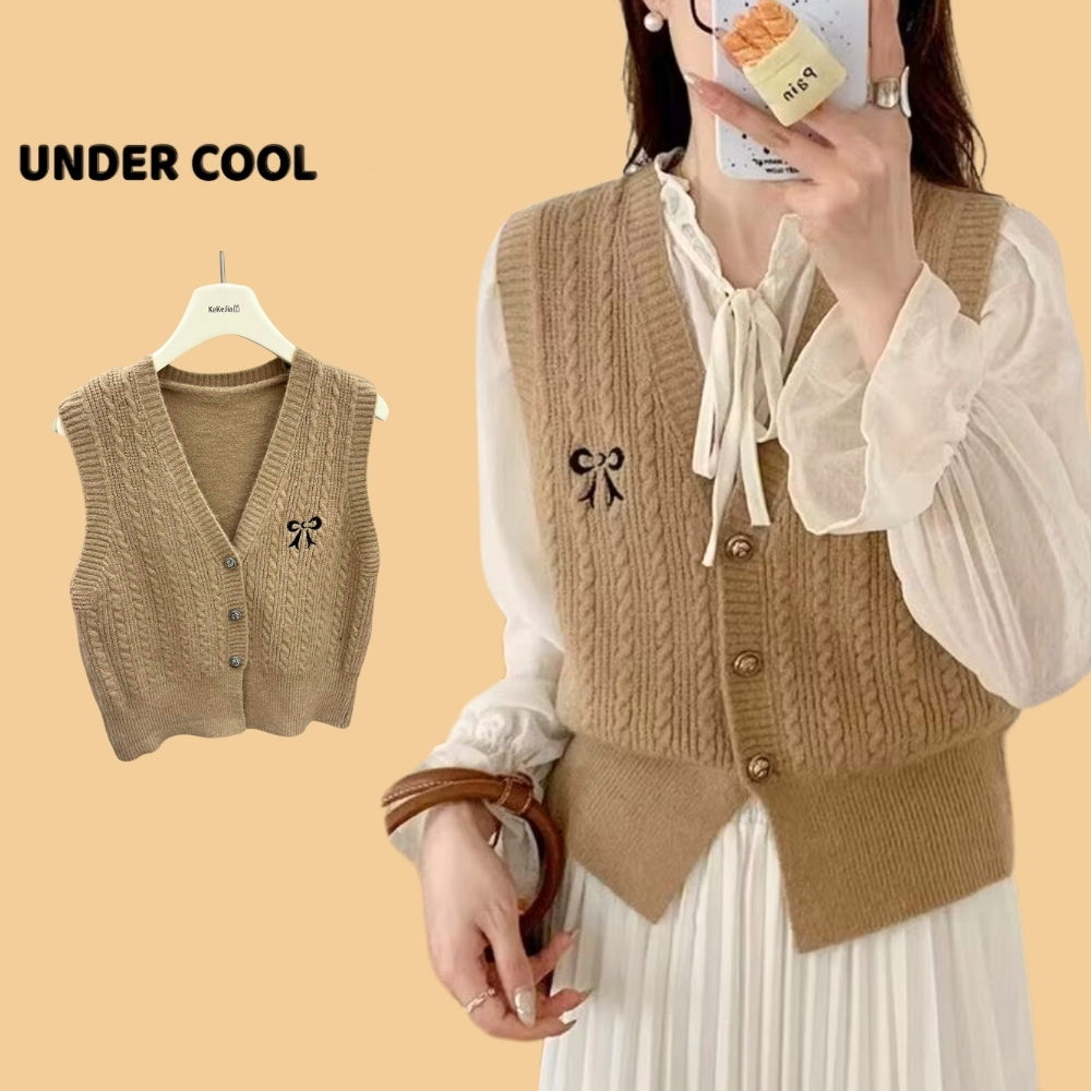 Áo Gile Thêu Nơ Ngực Cổ V UNDERCOOL, Áo Len Dệt Kim Dáng Ngắn Phối Cài Khuy Vặn Thừng Màu Trơn ABL30
