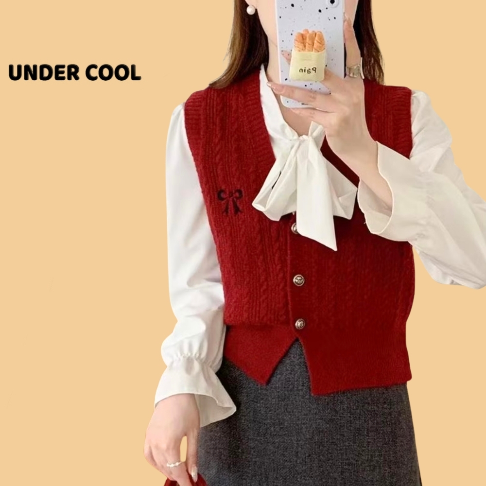 Áo Gile Thêu Nơ Ngực Cổ V UNDERCOOL, Áo Len Dệt Kim Dáng Ngắn Phối Cài Khuy Vặn Thừng Màu Trơn ABL30