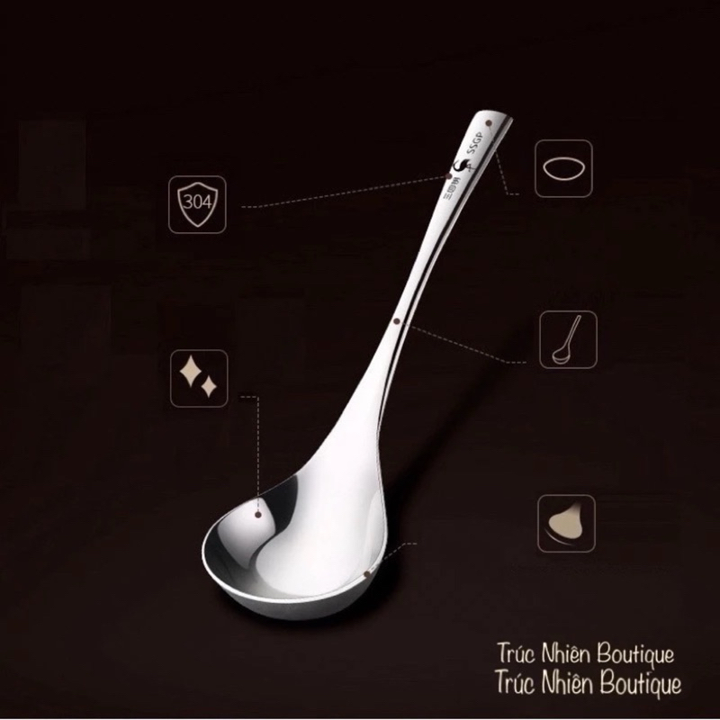 Muôi Múc Canh SSGP Inox 304 có logo giống hình Cao Cấp Đạt Chất Lượng Đức - Trúc Nhiên Boutique
