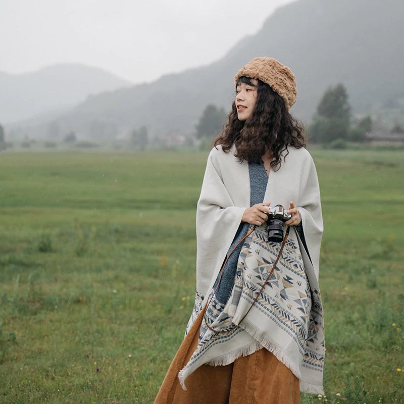Áo Choàng Len Màu Be Hoạ Tiết Bohemian Thời Trang Du Lịch Nữ 2025