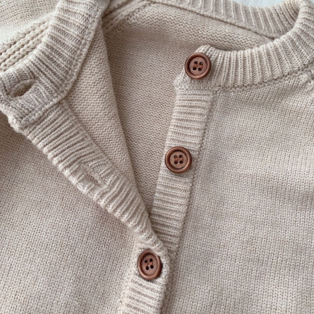 (HÀNG CÓ SẴN) Cardigan QCCC màu be chất len cho bé trai, bé gái Hàn Quốc bé 6-14kg