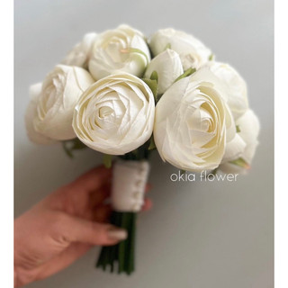 bó hoa cưới cầm tay cô dâu hoa Hồng trà trắng bông lớn