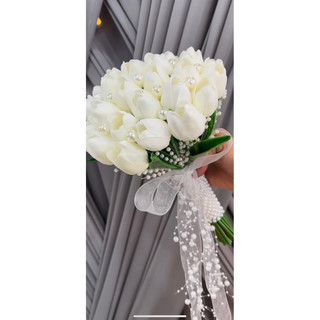 bó hoa cưới cầm tay cô dâu hạt trai vào tulip trắng nhân tạo
