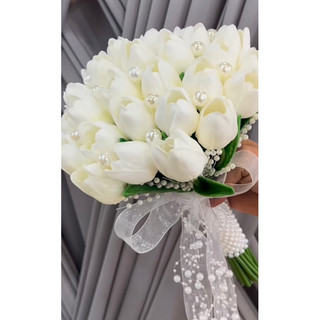 bó hoa cưới cầm tay cô dâu hạt trai vào tulip trắng nhân tạo