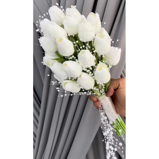bó hoa cưới cầm tay cô dâu hạt trai vào tulip trắng nhân tạo