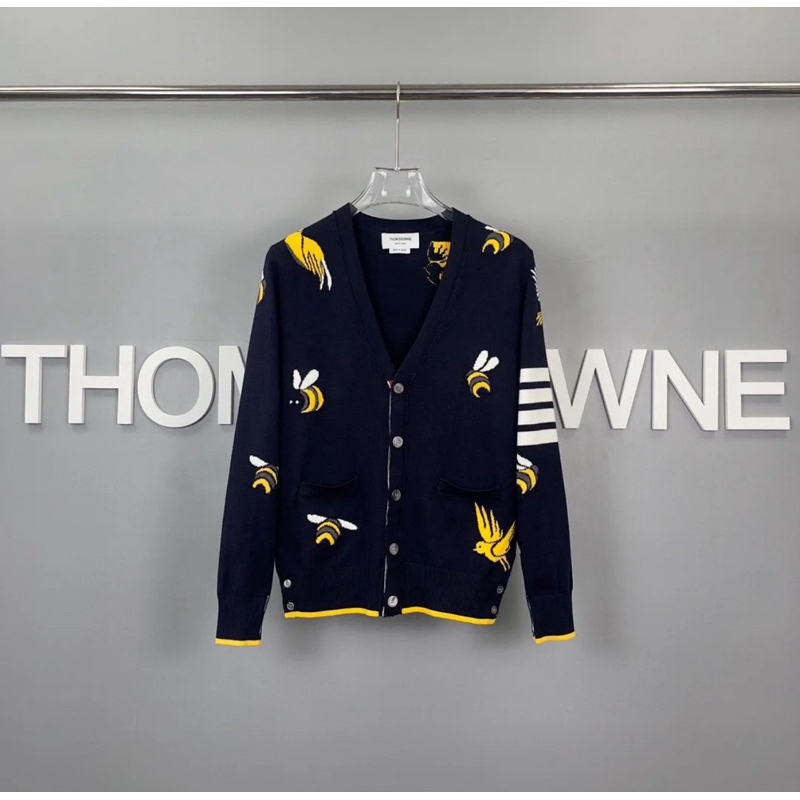 ⚡️[Hight Quality] Áo Len 1hom Br Navy Blue Bird Cardigan - Điểm Nhấn Họa Tiết Đặc Trưng Phối 4 Bar Cao Cấp Nam Nữ Qccc