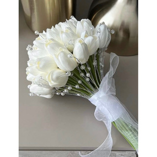 bó hoa cưới cầm tay cô dâu từ trai hạt và tulip