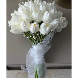 bó hoa cưới cầm tay cô dâu từ trai hạt và tulip