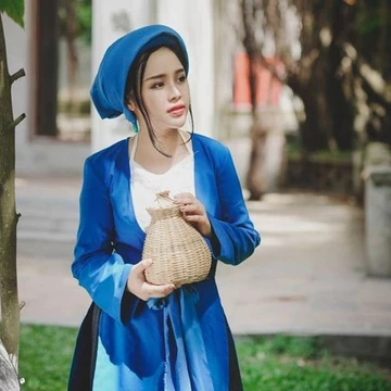 Trang phục áo Tứ Thân vải lụa mềm mại chụp sen biểu diển