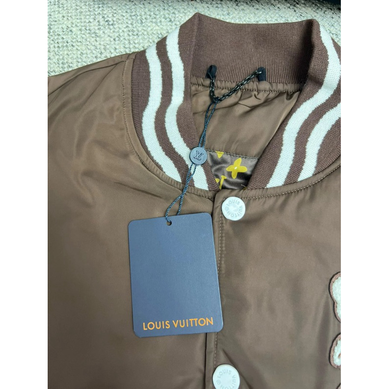 ⚡️[Hight Quality] Áo Khoác Bomber Lu1s Vu11on 1AFPWZ Varsity Jacket 25FW - Điểm Nhấn Logo Icon Thêu Cao Cấp Nam Nữ.