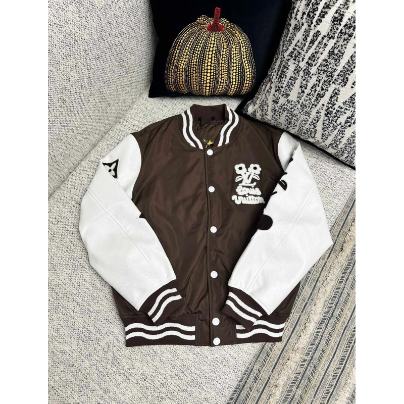 ⚡️[Hight Quality] Áo Khoác Bomber Lu1s Vu11on 1AFPWZ Varsity Jacket 25FW - Điểm Nhấn Logo Icon Thêu Cao Cấp Nam Nữ.