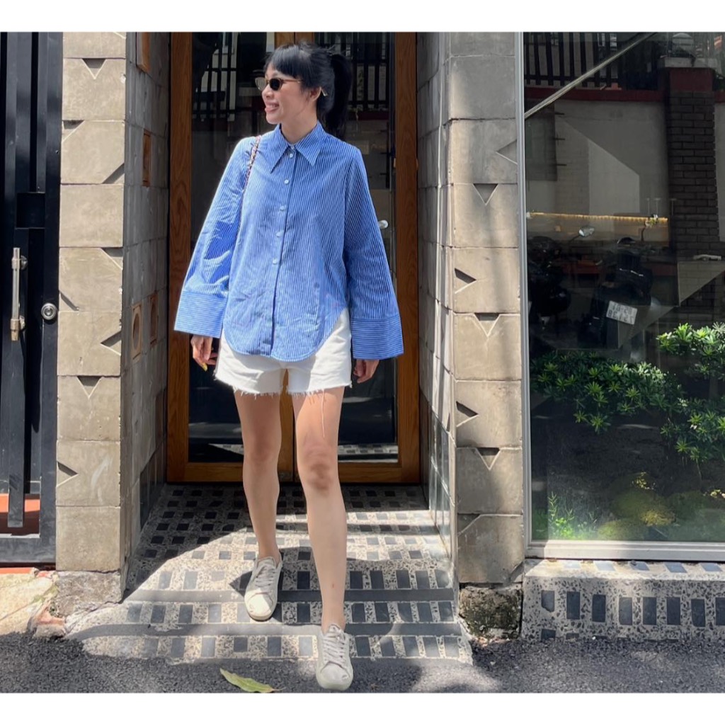 Ảnh TheBlueTshirt - Áo sơ mi sọc xanh tay dài măng sét to vạt bầu cho nữ - Sydney Oversize Shirt - Women 4