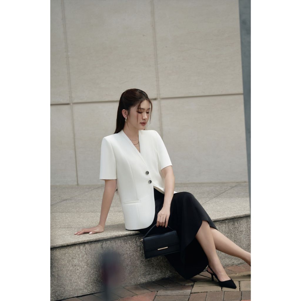 Vella Fashion blazer tay ngắn có túi trước VAK24090