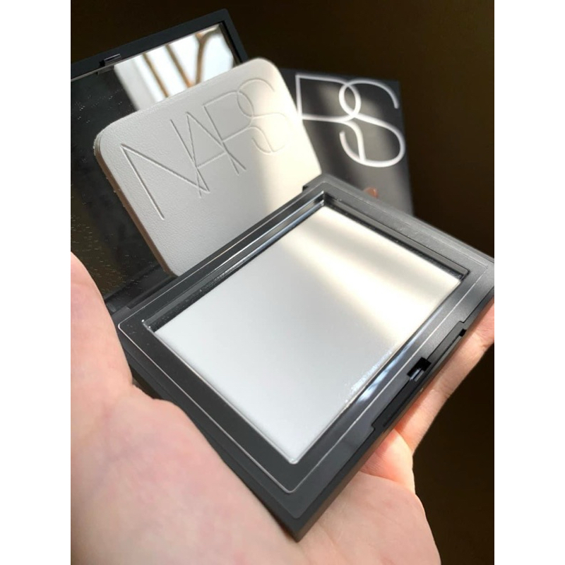Phấn phủ nén Nars thuỷ tinh (Nars Light Reflecting Setting Powder)-có lớp nhũ nhẹ giúp kiềm dầu, nhẹ nhàng bắt sáng.