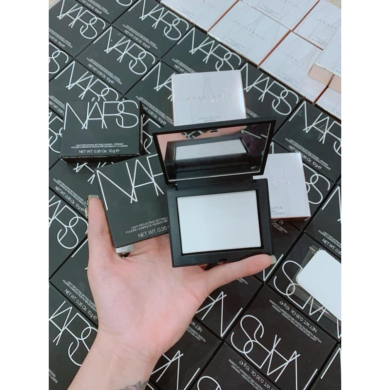 Phấn phủ nén Nars thuỷ tinh (Nars Light Reflecting Setting Powder)-có lớp nhũ nhẹ giúp kiềm dầu, nhẹ nhàng bắt sáng.