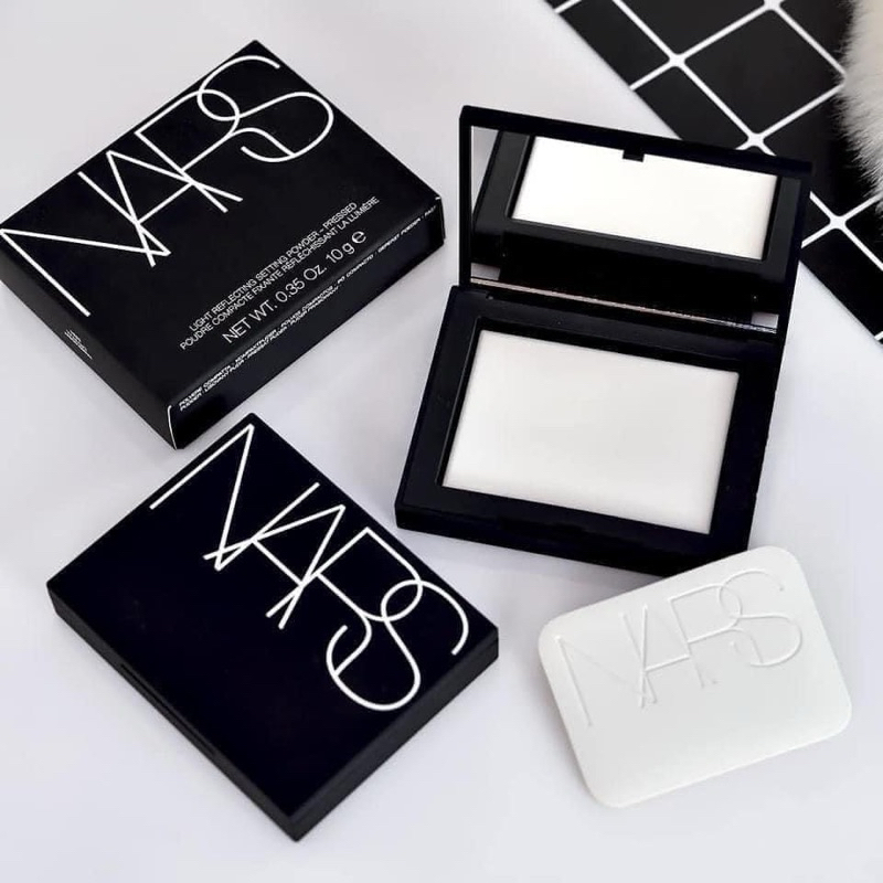 Phấn phủ nén Nars thuỷ tinh (Nars Light Reflecting Setting Powder)-có lớp nhũ nhẹ giúp kiềm dầu, nhẹ nhàng bắt sáng.