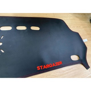 Thảm Taplo xe Hyundai Stargazer 2022. 2023, 2024, 2025 chất liệu DA CARBON màu đen cao cấp chống nắng nóng hiệu quả
