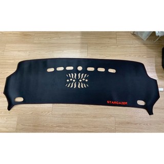 Thảm Taplo xe Hyundai Stargazer 2022. 2023, 2024, 2025 chất liệu DA CARBON màu đen cao cấp chống nắng nóng hiệu quả