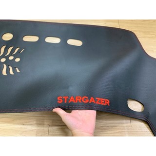 Thảm Taplo xe Hyundai Stargazer 2022. 2023, 2024, 2025 chất liệu DA CARBON màu đen cao cấp chống nắng nóng hiệu quả