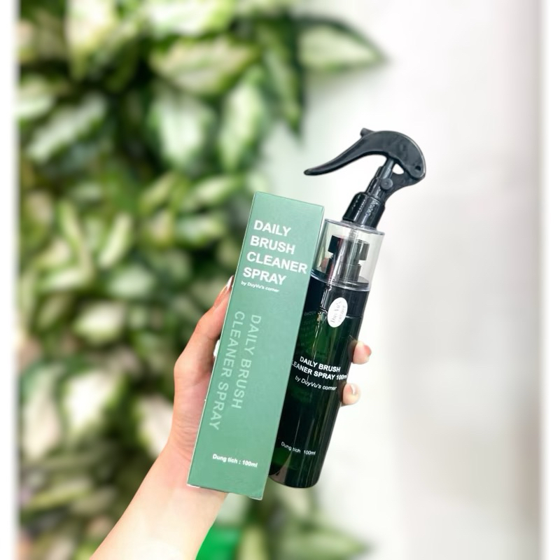 Dung dịch vệ sinh cọ make up Duy Vũ's corner Daily Brush Cleaner Spray, giúp giữ cọ sạch sẽ, mềm mịn, bám phấn lâu dài.