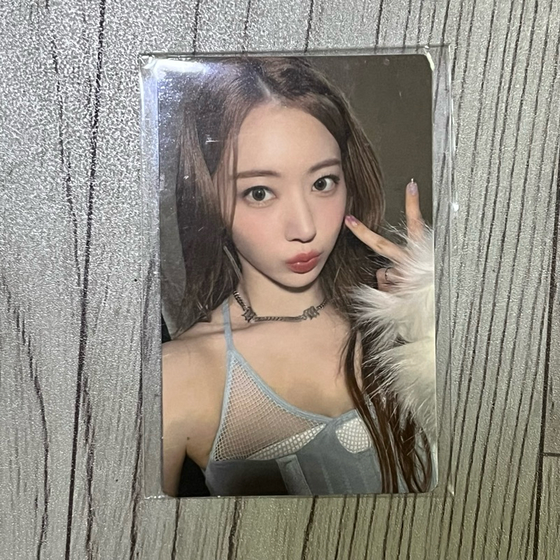 Photocard Antifragile của LESSERAFIM YUNJIN, EUNCHAE, SAKURA