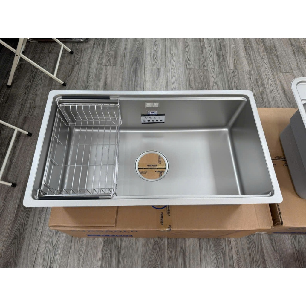 Chậu rửa cao cấp 1 hố Eurogold EUC17643EB 76 x 43cm lắp âm toàn phần INOX  SUS304 tối ưu khả năng chống xước vượt bậc.