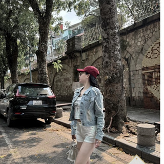 Áo Khoác Bò Màu Xanh Nhạt Dáng trơn Cá Tính