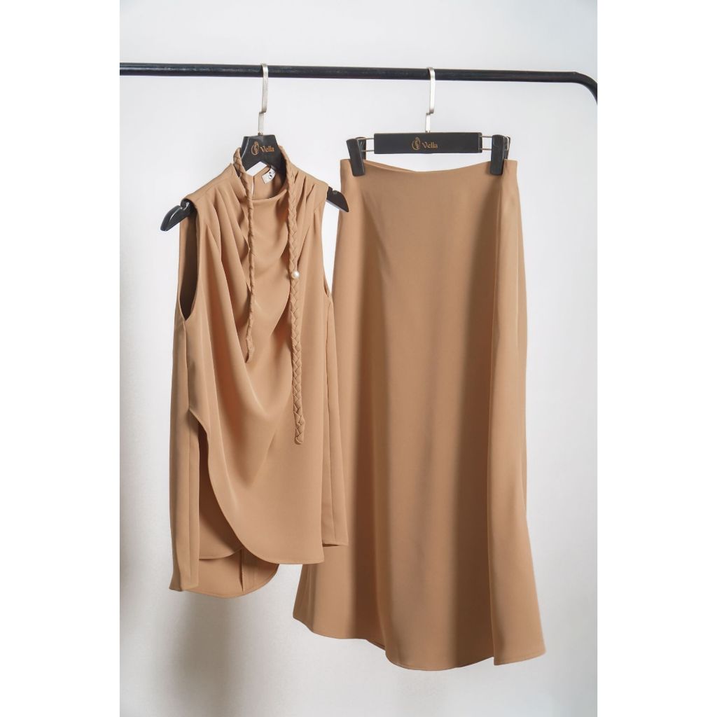 Vella Fashion set áo kiểu cổ đổ không tay và chân váy midi VA24096 VV24097 - BELLA Set