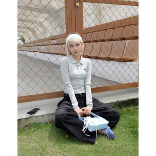 Áo polo dài tay MONÁ ôm dáng phối ren thêu logo Moná Girls  - NELLY VER TAY DÀI