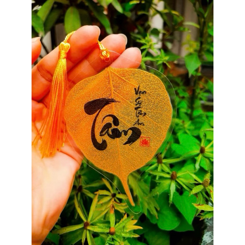 {Tặng Mèo Thần Tài} Lá Bồ Đề Chữ Thư Pháp Nhũ Vàng Để Ốp Lưng Điện Thoại, Treo Phòng, Trang Trí