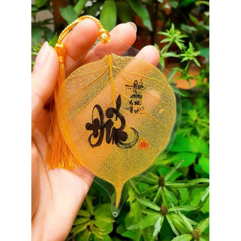{Tặng Mèo Thần Tài} Lá Bồ Đề Chữ Thư Pháp Nhũ Vàng Để Ốp Lưng Điện Thoại, Treo Phòng, Trang Trí